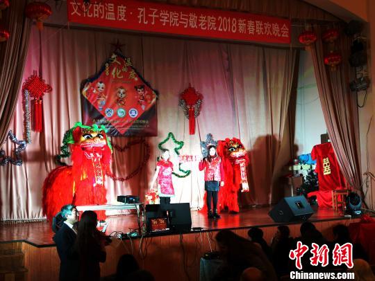 2月7日,基辅国立语言大学孔子学院师生走进基辅市敬老院,为老人们带来“文化的温度”迎新春文化活动。 史天昊 摄 2月7日,基辅国立语言大学孔子学院师生走进基辅市敬老院,为老人们带来“文化的温度”迎新春文化活动。 史天昊 摄