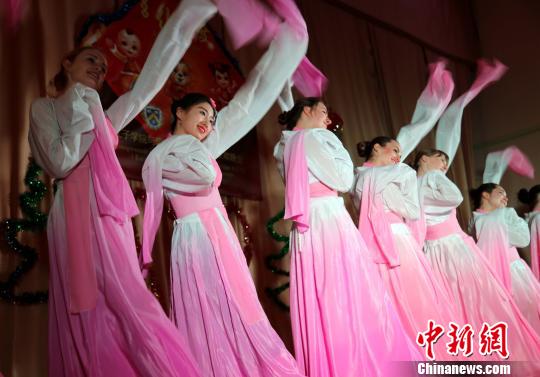 2月7日,基辅国立语言大学孔子学院师生走进基辅市敬老院,为老人们带来“文化的温度”迎新春文化活动。 史天昊 摄 2月7日,基辅国立语言大学孔子学院师生走进基辅市敬老院,为老人们带来“文化的温度”迎新春文化活动。 史天昊 摄